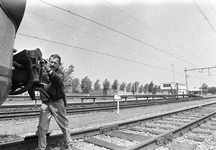 849712 Afbeelding van de controle van de automatische koppeling van een treinstel op het emplacement Dijksgracht van de ...